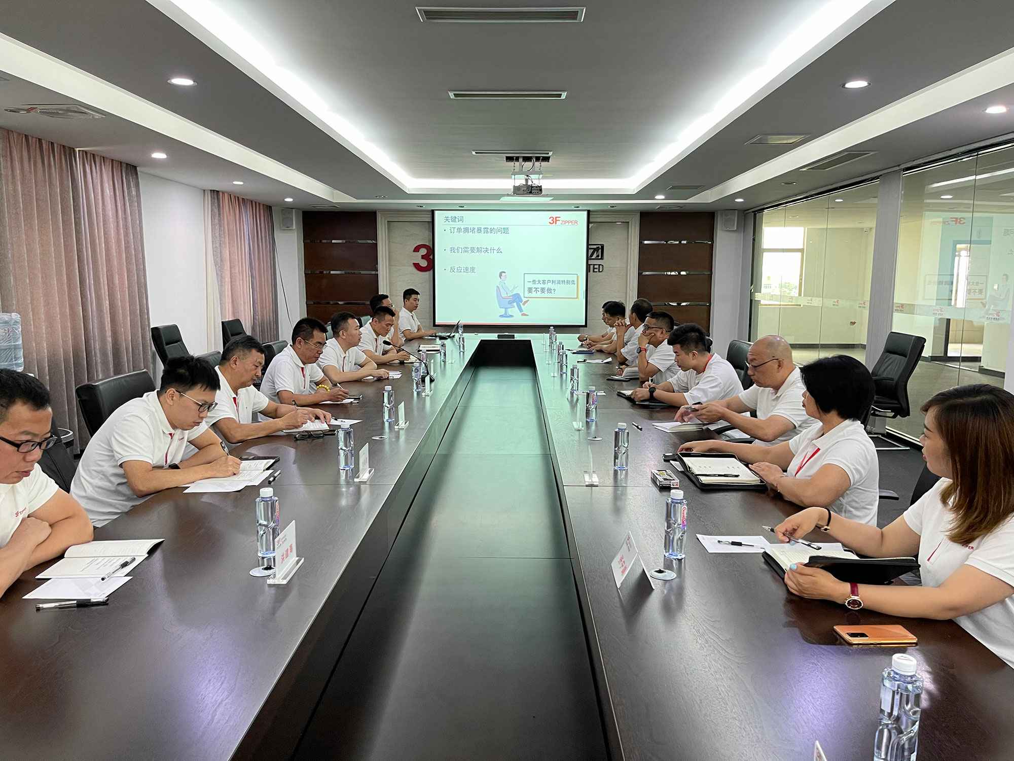 扬州伟泽医疗健康产品有限公司召开上半年总结暨下半年计划会议